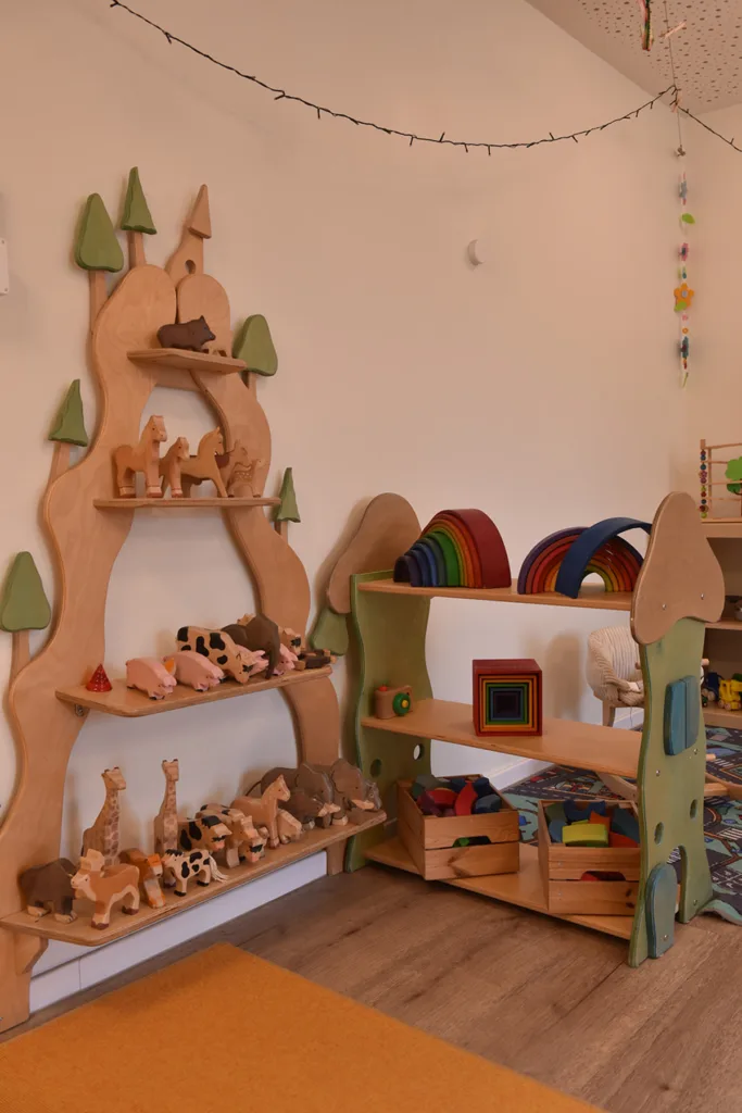 Bauecke der Kinderkreisel Kita mit Holzspielzeug zur Förderung von Kreativität und Feinmotorik
