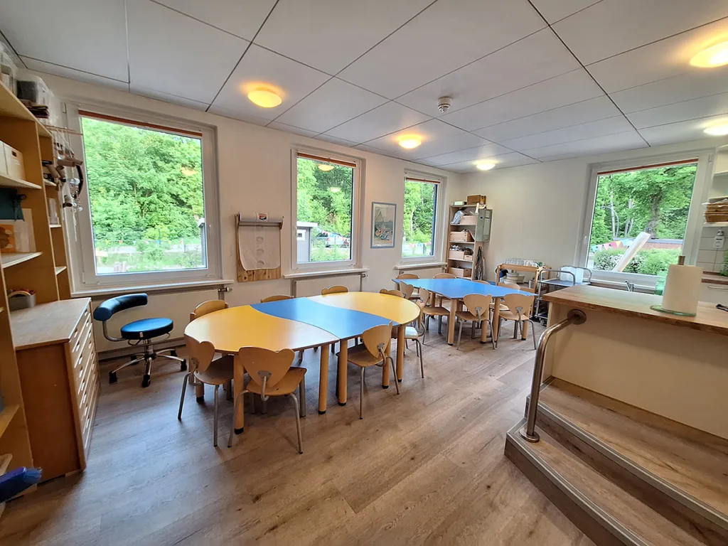 Esszimmer und Küche der Kinderkreisel-Kita Pinguinegruppe.