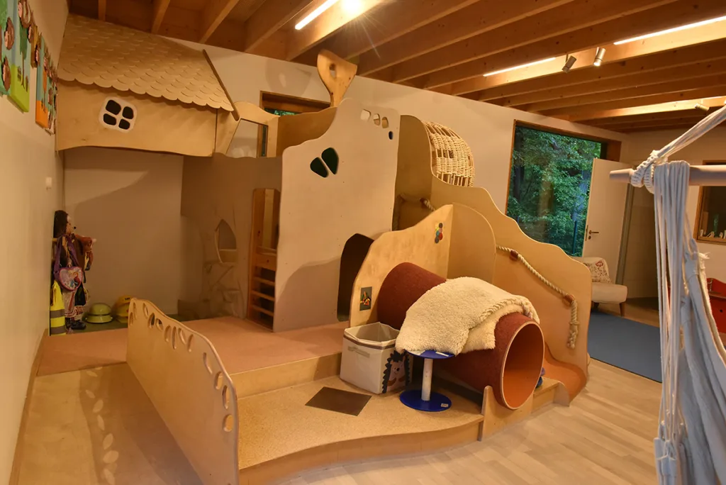 Kletterburg im Gruppenraum in der Kinderkreisel-Kita Igelgruppe.