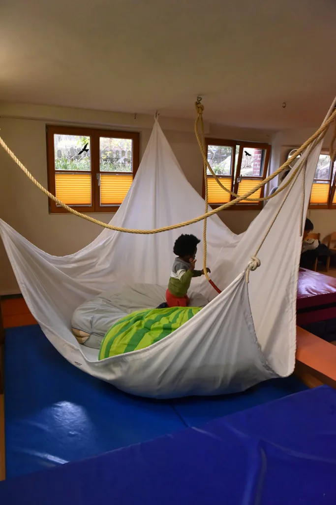 Turnraum der Kinderkreisel-Kita Drachengruppe mit Matten, Seilen und großen Sitzsäcken.