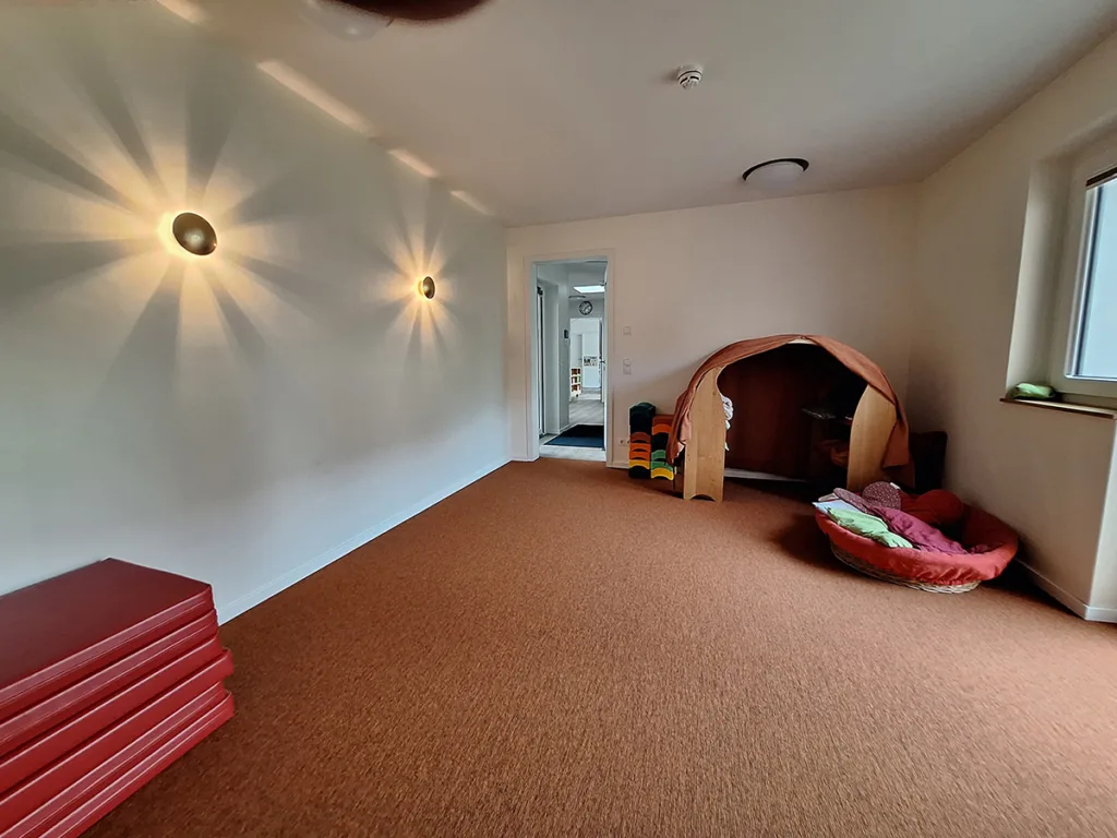 Turnraum der Kinderkreisel Kita mit Bewegungs- und Rückzugsmöglichkeiten