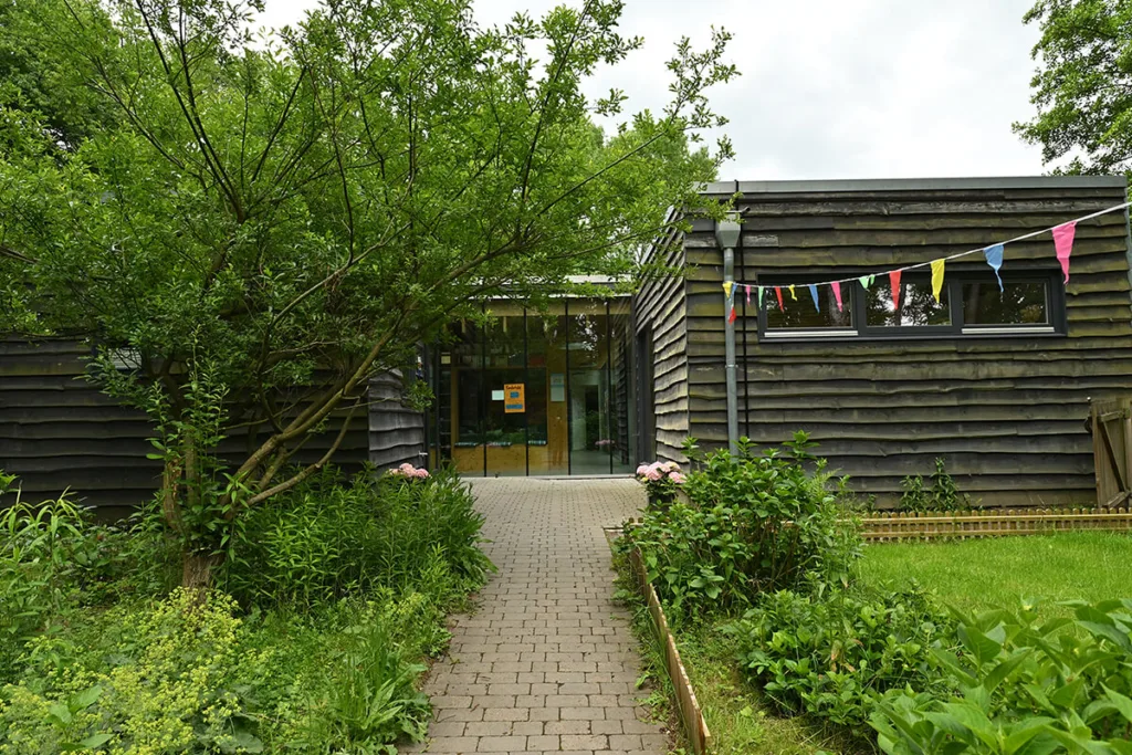 Eingang eines der Gebäude der Kinderkreisel-Kita in Hamburg.