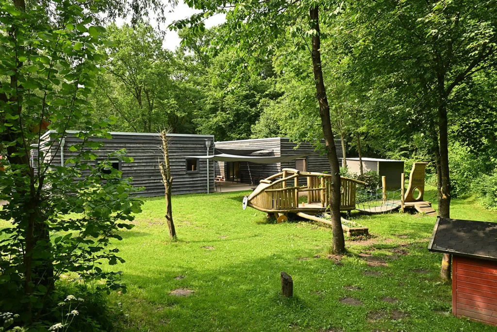Spielplatz der Kinderkreisel-Kita mit Flugzeug-Klettergerüst.